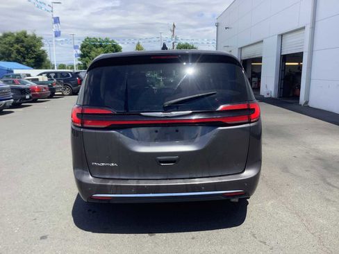 Used 2023 Chrysler Pacifica Touring-L FWD image 4