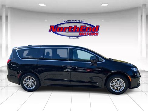 Used 2024 Chrysler Pacifica Touring-L image 2