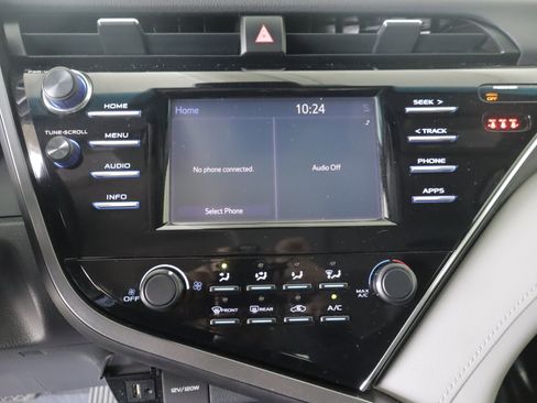 Used 2018 Toyota Camry LE FWD image 14