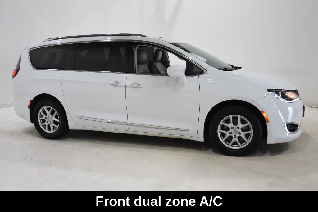 Used 2020 Chrysler Pacifica Touring-L FWD image 3