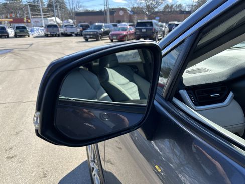 Used 2020 Toyota RAV4 XLE Premium image 10