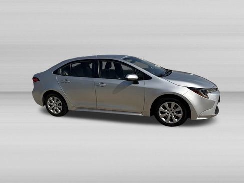 Used 2022 Toyota Corolla LE FWD image 3