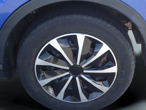 Used 2019 Toyota C-HR LE image 9