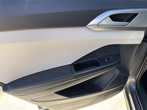 Certified 2025 Volkswagen Taos SE w/ Panoramic Sunroof Package image 9