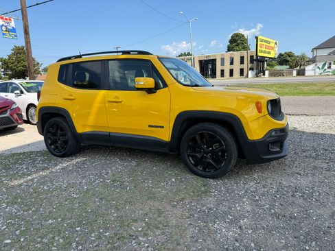 Used 2018 Jeep Renegade Altitude image 4