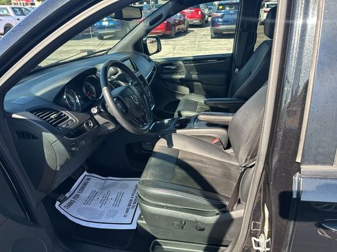 Used 2018 Dodge Grand Caravan SXT w/ Blacktop Package FWD image 5