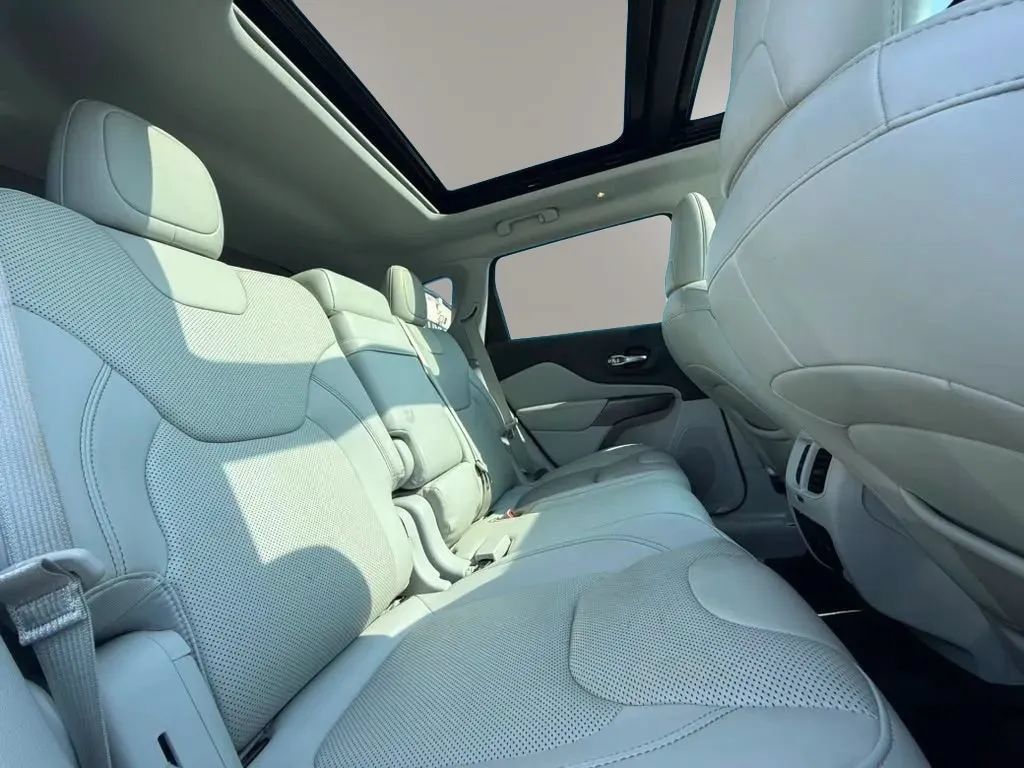 Used 2019 Jeep Cherokee Limited w/ Luxury Group AWD/4WD image 16