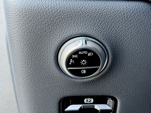 Certified 2025 Mercedes-Benz GLC 300 image 12