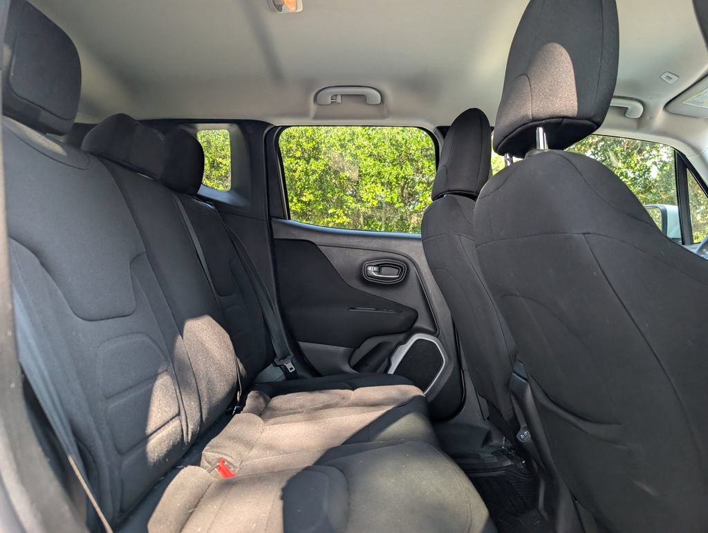 Used 2018 Jeep Renegade Latitude FWD image 13