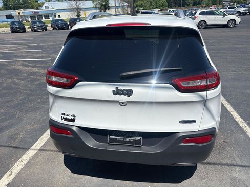 Used 2017 Jeep Cherokee Latitude w/ Cold Weather Group AWD/4WD image 4