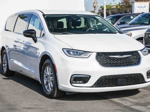 Used 2024 Chrysler Pacifica Touring-L image 3