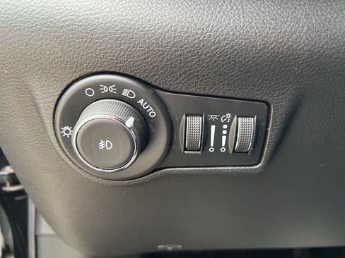 Used 2024 Jeep Compass Limited image 19