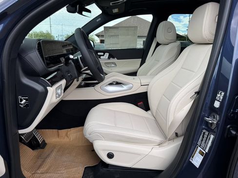 Used 2025 Mercedes-Benz GLS 450 4MATIC image 3