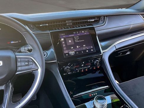 Used 2023 Jeep Grand Cherokee Altitude image 9