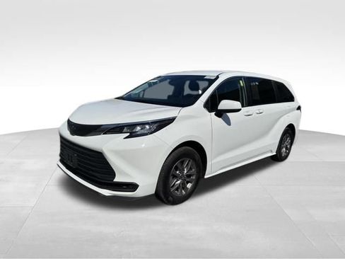 Used 2023 Toyota Sienna LE image 3