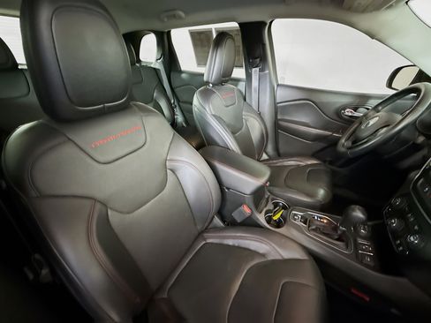 Used 2019 Jeep Cherokee Trailhawk image 34