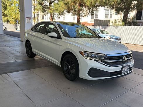 Certified 2023 Volkswagen Jetta SE w/ Panoramic Sunroof Package FWD image 7