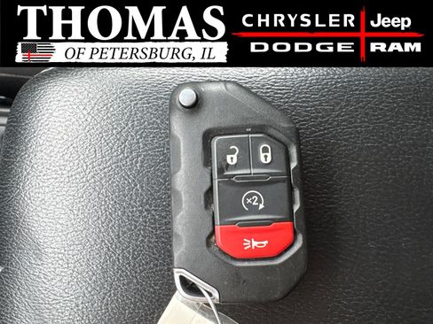 Used 2018 Jeep Wrangler Unlimited Sahara w/ Cold Weather Group AWD/4WD image 27