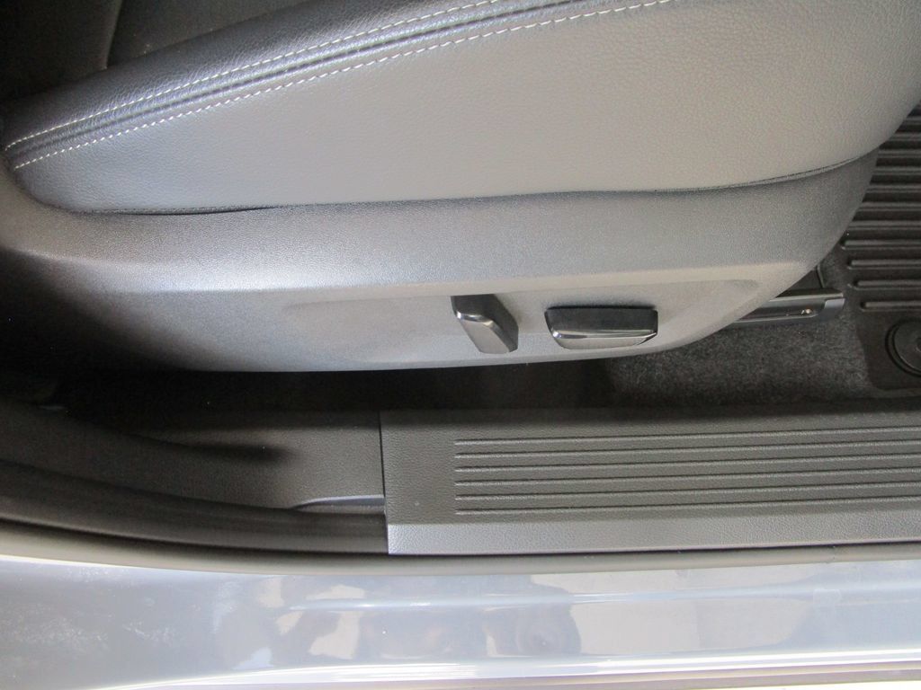 Used 2024 Nissan Rogue SL FWD image 30
