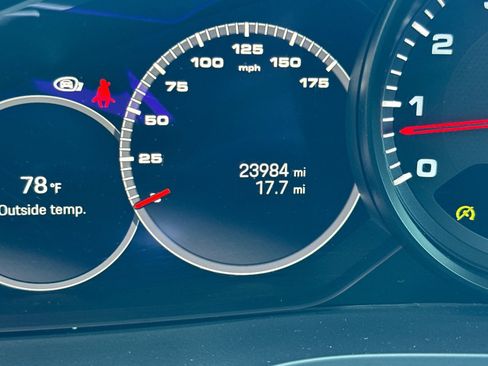 Certified 2023 Porsche Cayenne Platinum Edition image 25