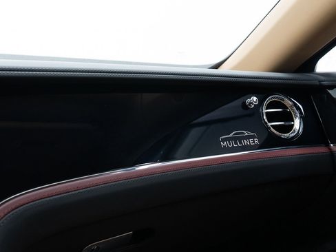 Used 2025 Bentley Flying Spur Plug-In Hybrid image 43