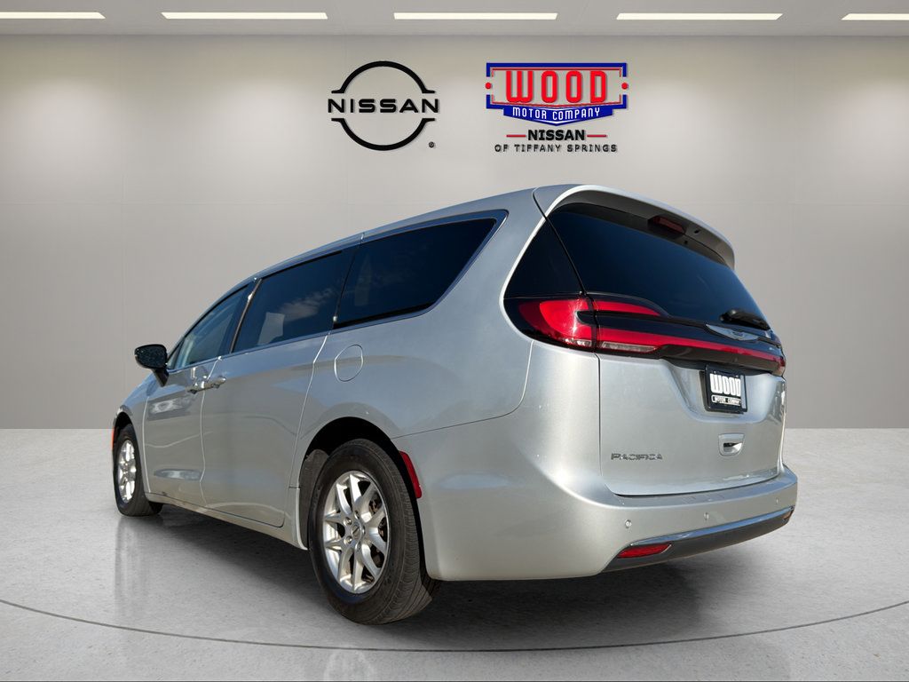 Used 2024 Chrysler Pacifica Touring-L FWD image 4