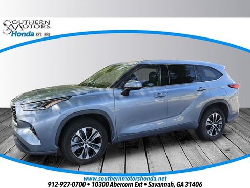 Used 2021 Toyota Highlander XLE FWD image 1