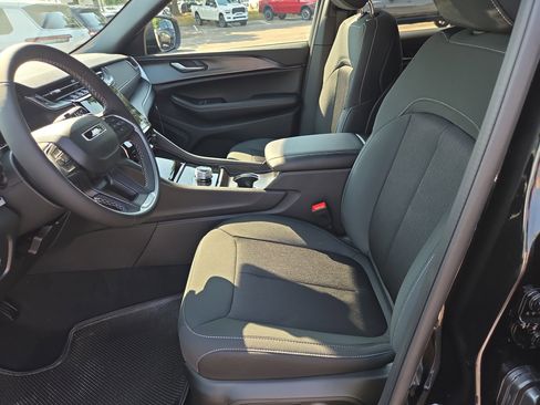 New 2025 Jeep Grand Cherokee L Laredo RWD image 4