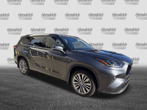 Used 2022 Toyota Highlander Platinum image 2