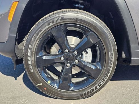 New 2025 Jeep Grand Cherokee Altitude AWD/4WD image 8