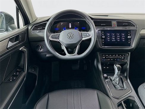 Used 2024 Volkswagen Tiguan SE image 21