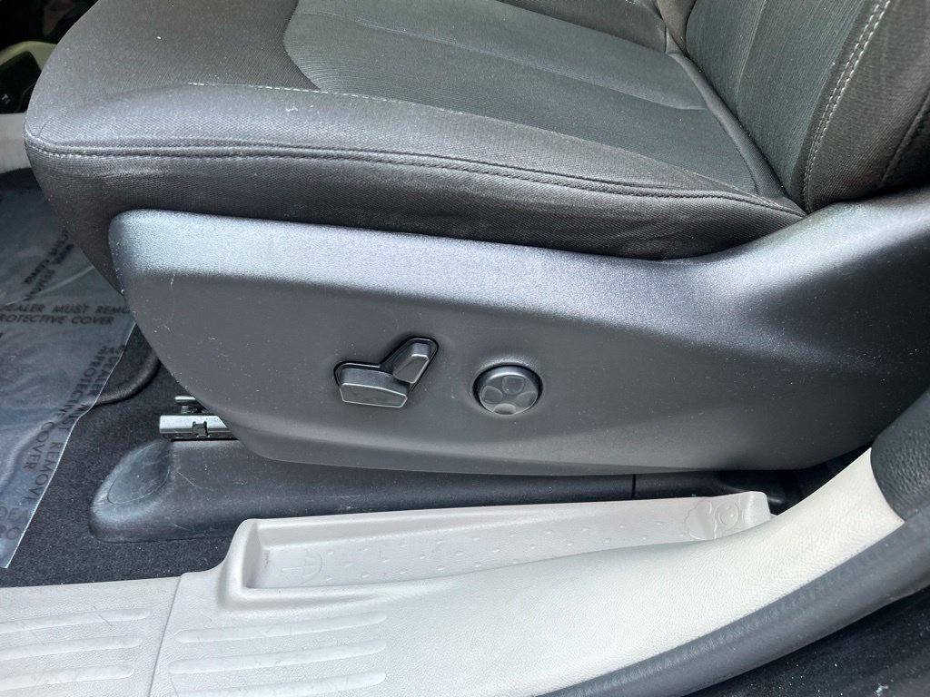 Used 2022 Chrysler Voyager LX FWD image 15