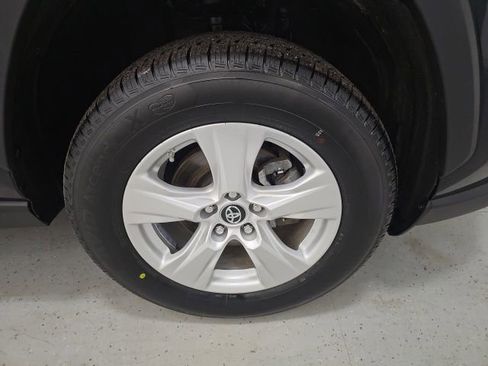 Used 2021 Toyota RAV4 LE image 9