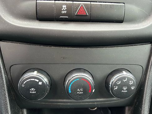 Used 2013 Dodge Avenger SE image 17