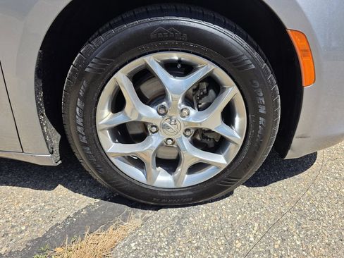 Used 2018 Chrysler Pacifica Limited FWD image 39
