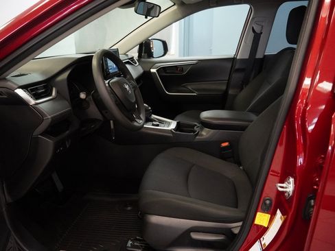 Used 2020 Toyota RAV4 LE image 4