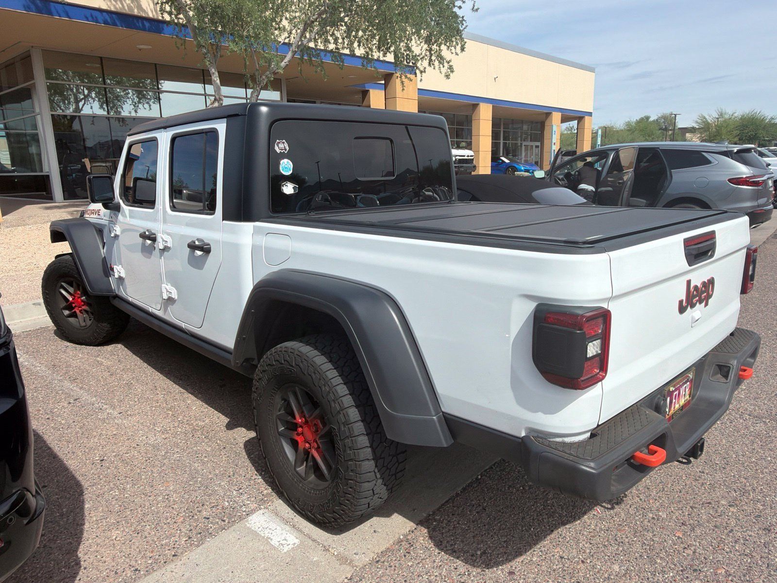 Used 2025 Jeep Gladiator Mojave w/ Convenience Group AWD/4WD image 8