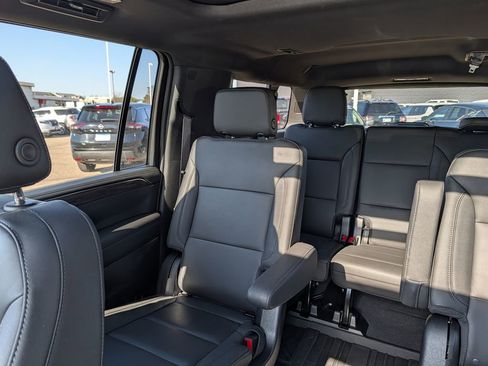 Used 2023 Chevrolet Suburban Z71 AWD/4WD image 12
