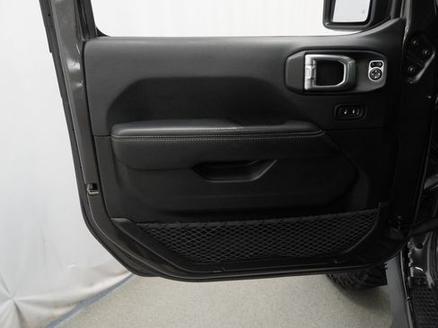 Used 2018 Jeep Wrangler Unlimited Sahara w/ Uconnect 4C Nav & Sound Group AWD/4WD image 43