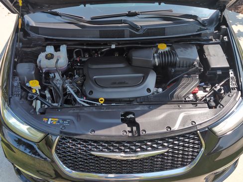 Used 2024 Chrysler Pacifica Touring-L FWD image 33