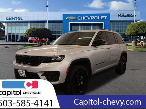 Used 2025 Jeep Grand Cherokee Altitude AWD/4WD image 6