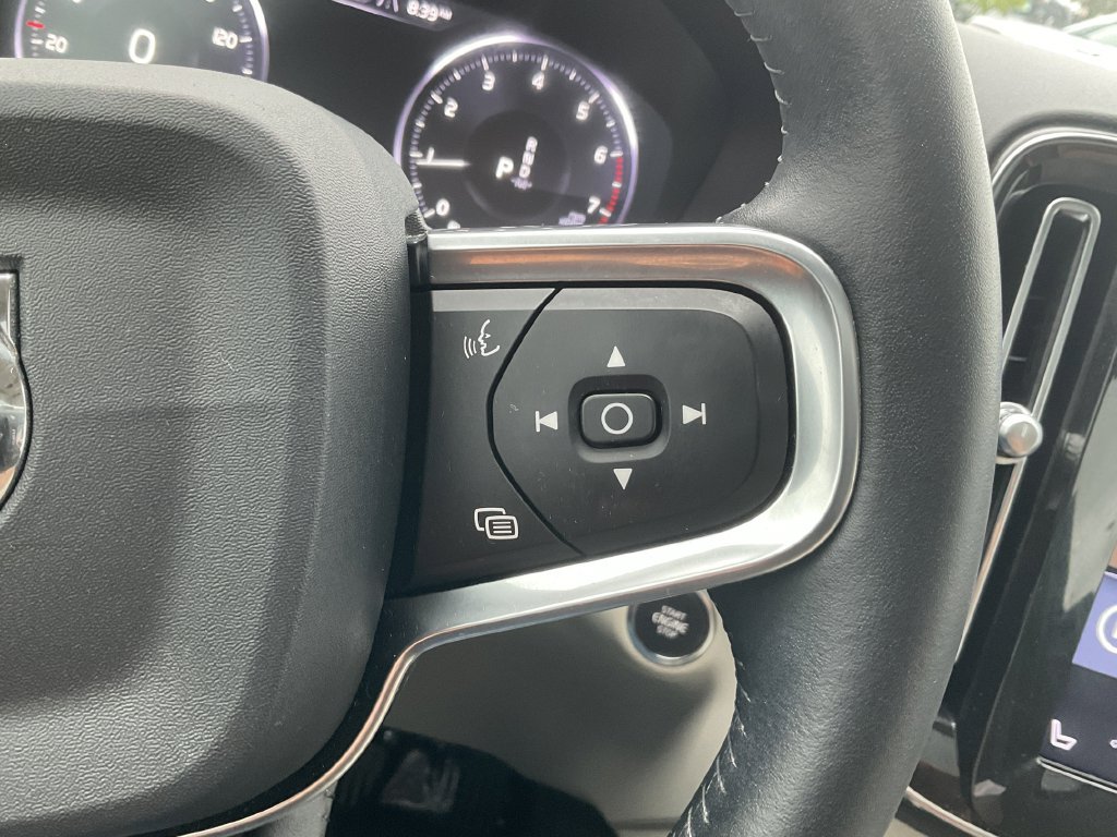 Used 2020 Volvo XC40 T4 Momentum FWD image 26