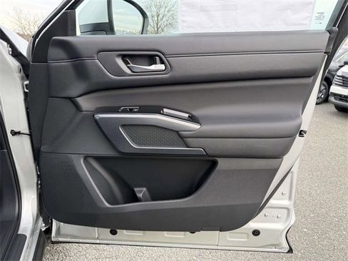 New 2025 Nissan Pathfinder SL image 8