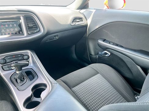 Used 2022 Dodge Challenger SXT image 21