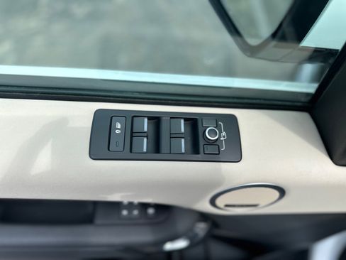 Used 2020 Land Rover Discovery HSE image 17