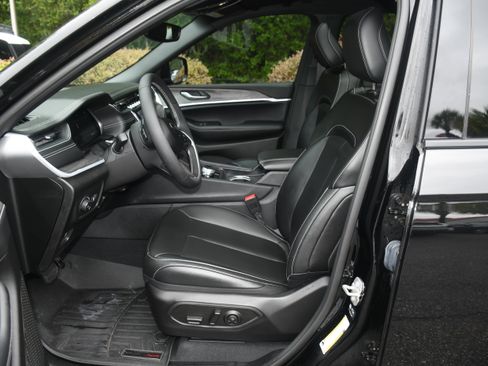 Used 2024 Jeep Grand Cherokee L Limited AWD/4WD image 8