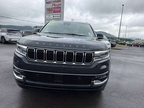Used 2023 Jeep Wagoneer 4WD w/ Premium Group I image 2