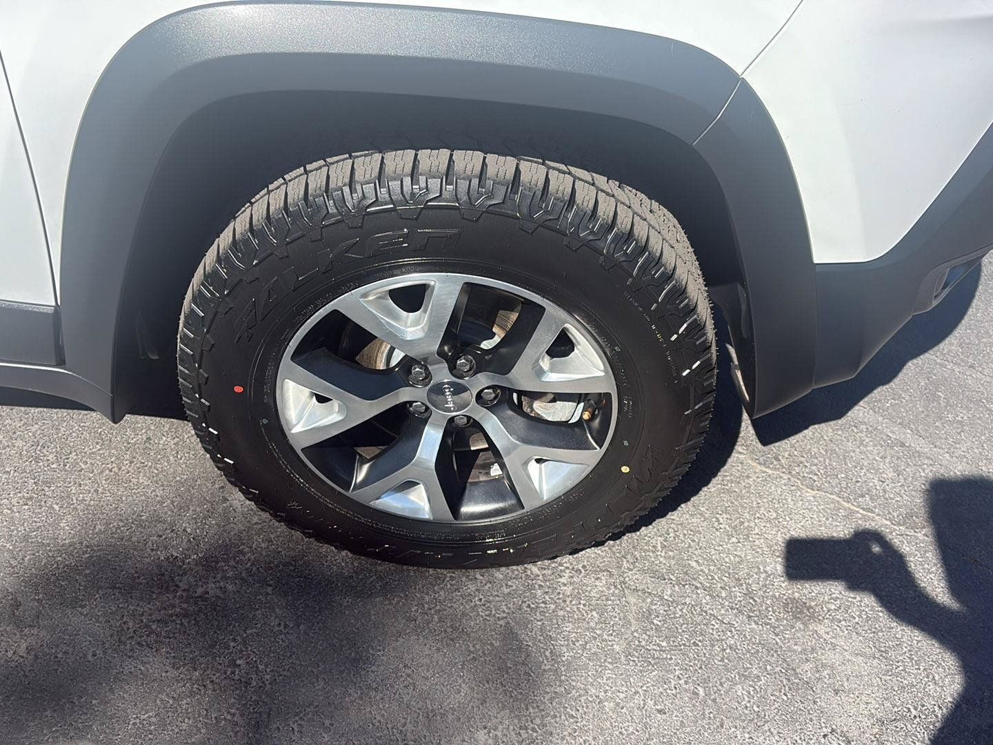 Used 2015 Jeep Cherokee Trailhawk w/ Comfort/Convenience Group AWD/4WD image 9