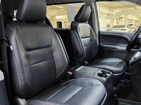 Used 2019 Toyota Sienna SE w/ SE Preferred Package image 25