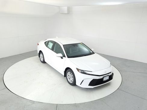 Used 2025 Toyota Camry LE AWD/4WD image 13